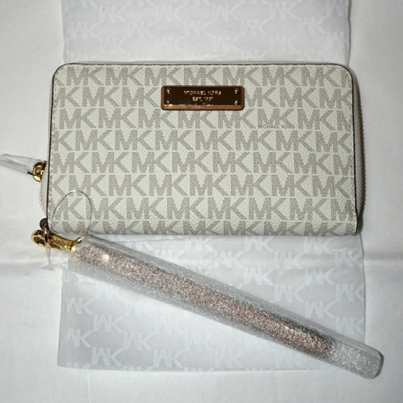 Michael Kors Handbags - Michael Kors Jet Set Wallet -Vanilla